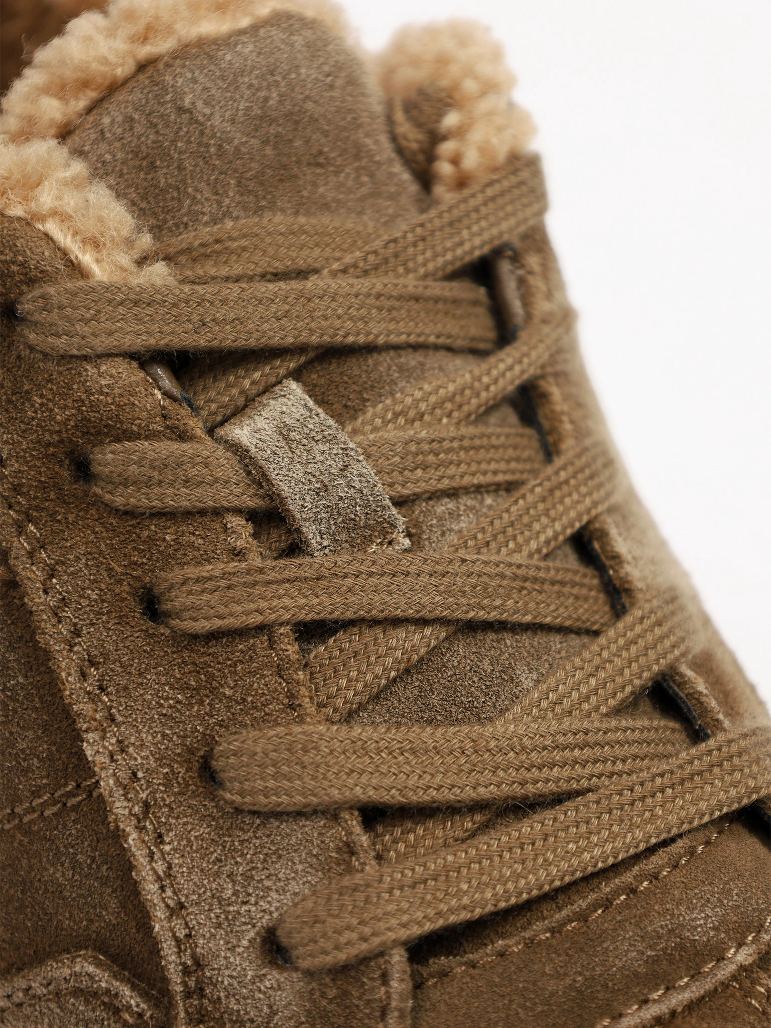 Кроссовки утепленные цвета хаки на средней платформе